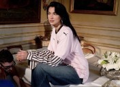 Dua Lipa causa sensación al posar con la camiseta del Palermo y supera a los montajes con IA