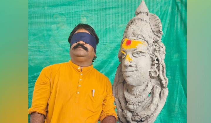Sculptor Hothi Basavaraj makes Kanakadurga bust blindfolded in 70 minutes
