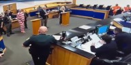 Recluso intenta atacar a un juez durante su audiencia para determinar su competencia mental