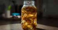 Cáscara de papa con vinagre: por qué recomiendan hacer esta mezcla y para qué sirve
