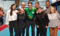 Mientras Enzo Salvi y Sergio Casco celebran, en La Armonía la bocha se arrima con sutileza