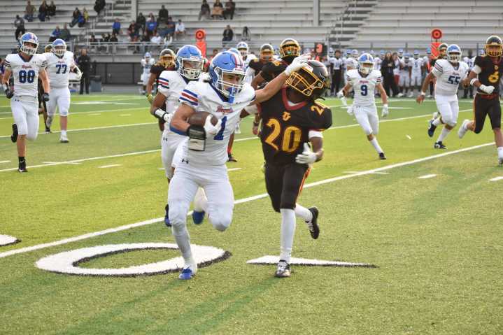 Late touchdown completes comeback as Kent-Meridian downs Thomas Jefferson