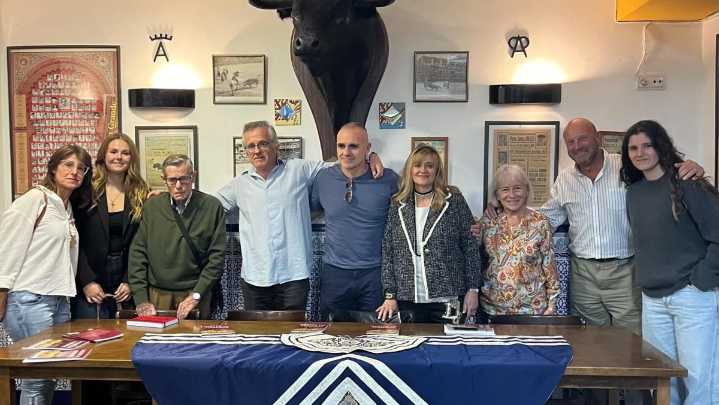 "Sastre de toreros": la Peña Taurina Oscene acoge con cariño la historia de Alfredo Roqueta