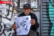 El señor Germán dibuja en Tijuana para regresar con su familia 
