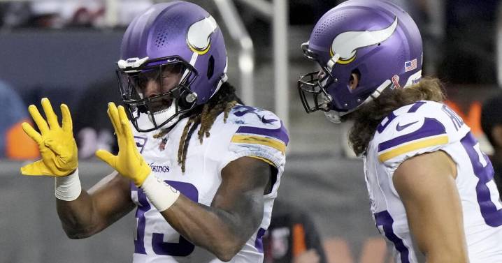 Vikings put RB Jones on IR with hamstring injury