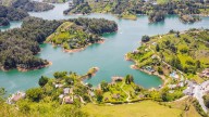 El pueblo antioqueño rodeado de montañas y con un pequeño mar en el corazón