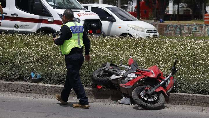 Auto embiste a motocicleta en la Toluca