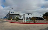 Maquinaria cae encima de trabajador de MicroStar; lo transportan grave