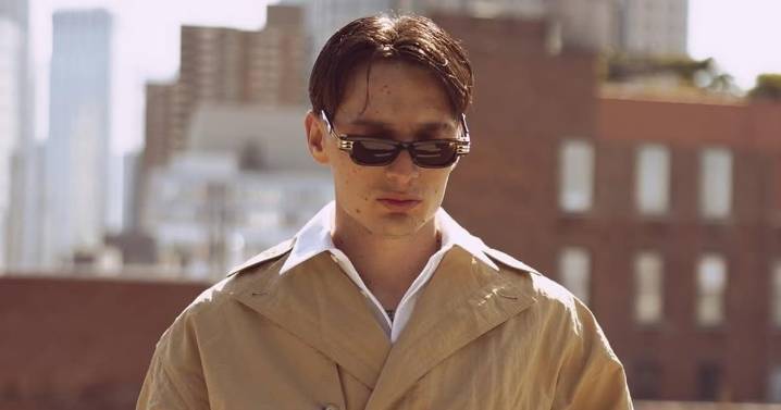 El drástico cambio de look de Peso Pluma; así luce ahora el cantante