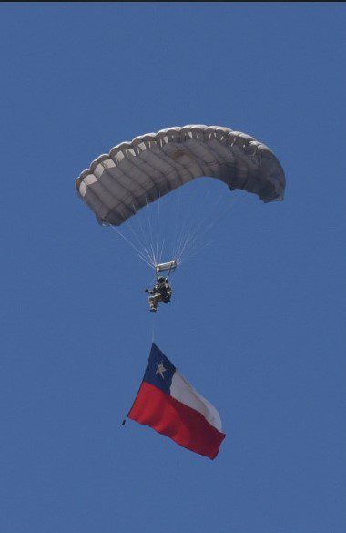 Seis décadas de valor: salto libre de paracaidistas marca el inicio de la Gran Parada Militar 2025