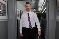 Acusa Jimmy Kimmel al gobierno de censura en regreso a show