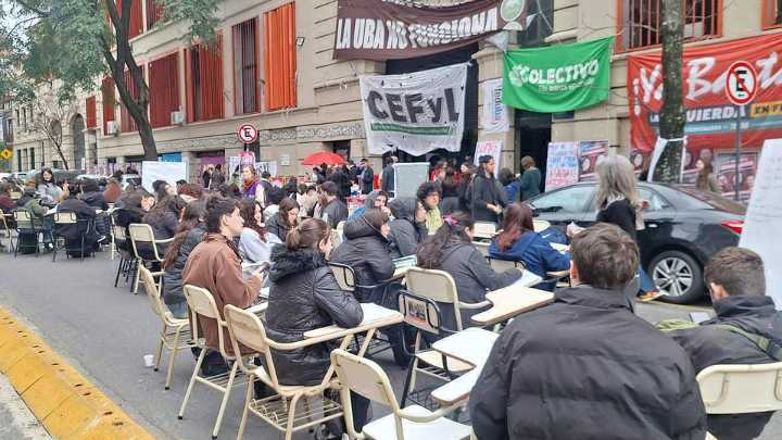 Clases pública en contra del veto a las universidades