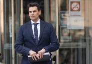 El novio de Ayuso trata 'in extremis' de esquivar el banquillo con otro informe negando el doble fraude