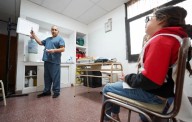 Hicieron controles oftalmológicos y entregarán anteojos a alumnos de Senillosa: cuál es la próxima localidad