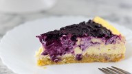Cheesecake de arándanos: extra cremoso y con sabor a gloria, para comenzar la semana con una rica merienda
