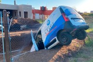 Robaron una ambulancia y terminaron en una pileta en construcción