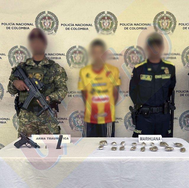 La poli lo paró y tenía marihuana y un arma