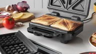 La sandwichera 3 en 1 de Russell Hobbs que arrasa en las cocinas: prepara gofres, sándwiches y grill ahora con 31% de descuento