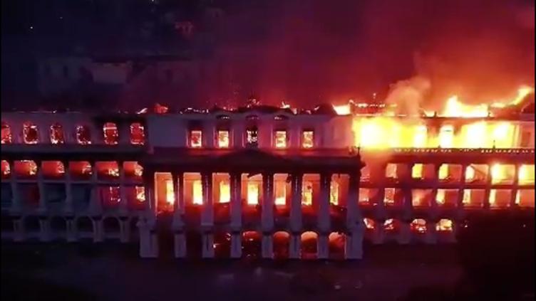 Incendiaron Parlamento de Nepal; así se vio 🎦