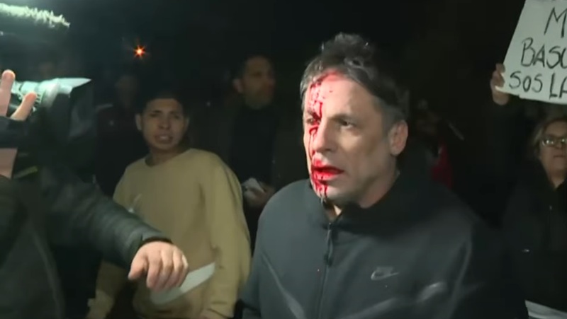 Un periodista sufrió una agresión cuando entrevistaba a encapuchados en el acto de Milei