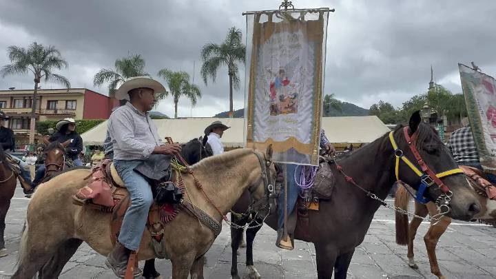 Llegaron jinetes de La Perla a la catedral de Orizaba para celebrar a San Miguel Arcángel