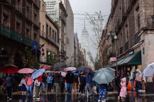Lorena pierde fuerza pero aún dejará lluvias intensas en varios estados