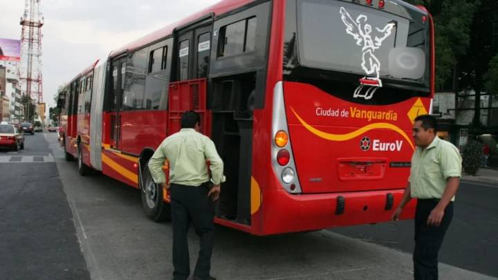 Chocan en Eje 4 Sur y Petén dos unidades de Metrobús; hay lesionados