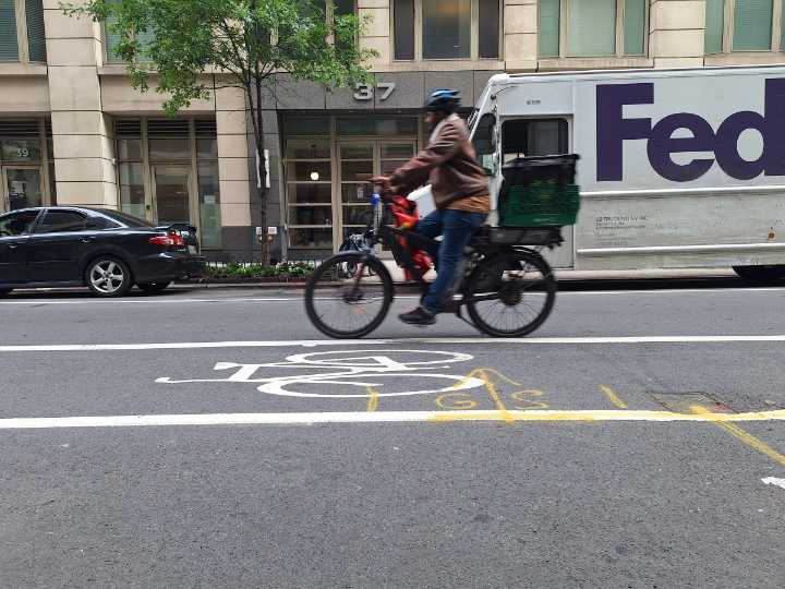 Si corres una bicicleta o patineta eléctrica en NYC, a más de 15 mph, ahora puedes enfrentar una multa