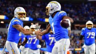 Kurt Warner gives Justin Herbert, Quentin Johnston flowers after huge win over Chiefs