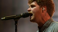 Alex Warren performs 'Ordinary,' more in Indianapolis stop