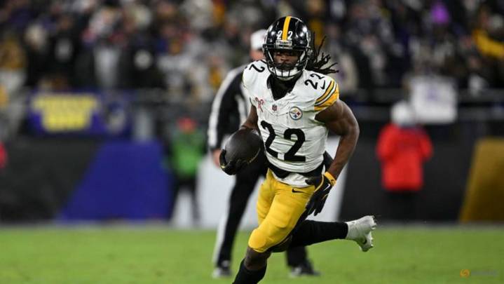 Chargers RB Najee Harris carted off with leg injury vs. Broncos
