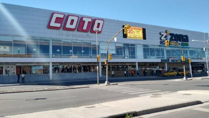 Condenan a Coto a indemnizar a una clienta por someterla a un trato vergonzante en la línea de cajas