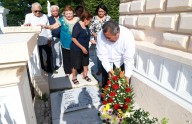 Colocan ofrenda floral a monseñor Manuel Vargas