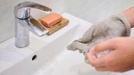 ¿Cómo desinfectar el lavamanos para dejarlo libre de bacterias?