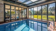 Un chalet de 527 metros cuadrados con piscina y ascensor en Zaragoza: así es por dentro
