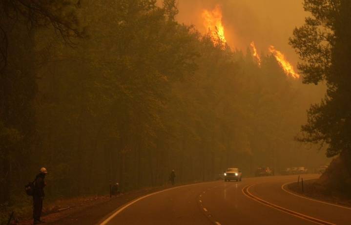 Chelan County wildfires mandate evacuations, close roads