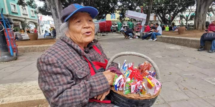 Sin políticas pública de apoyo integral Doña Esperanza vende dulces en el zócalo