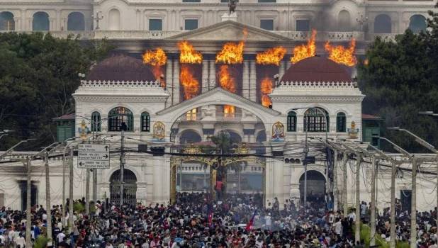 Violenta caída del gobierno en Nepal: incendian el Parlamento y persiguen a funcionarios en medio de un estallido social