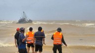 Vietnam evacúa a miles de personas y cierra aeropuertos tras el paso del tifón Bualoi