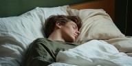 ¿Dormir bien protege los huesos?: qué reveló un estudio sobre la osteoporosis