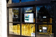 ¿Cómo los beneficiarios de SNAP en 10 estados se verán afectados por las restricciones de los cupones de alimentos?