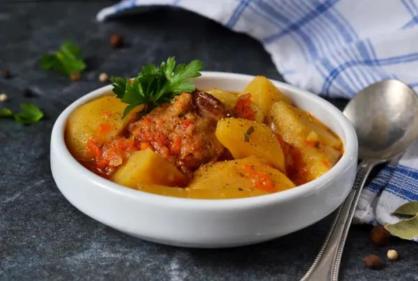 Cómo hacer pollo guisado con papas