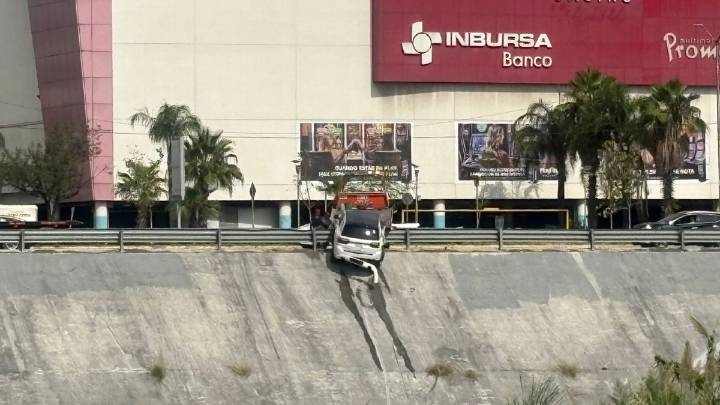 Automovilista pierde el control y cae al río Santa Catarina, Nuevo León