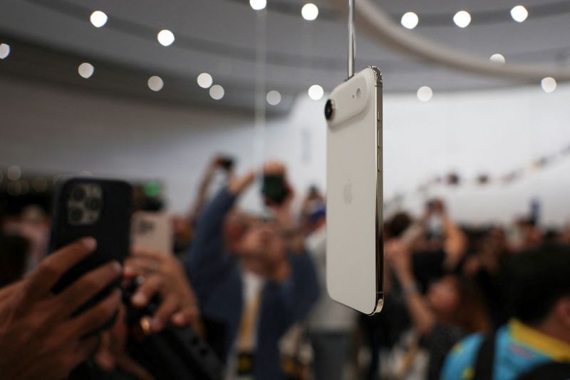 Apple holds down new iPhone prices amid threats of Trump tariffs