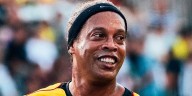 “Pierde el pelo, pero no las mañas”: el impactante gol de tiro libre de Ronaldinho a los 45 años