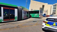 El autobús ha invadido la plataforma del Metro de Granada cuando el semáforo estaba en rojo