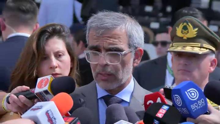 "Ha salido de su situación crítica": Ministro Cordero actualiza estado de salud de carabinero atacado con ladrillo en Las Condes