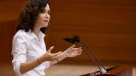 Tenso rifirrafe en el pleno entre Díaz Ayuso y la oposición: "¿Algún líder del PSOE quiere salir conmigo?"