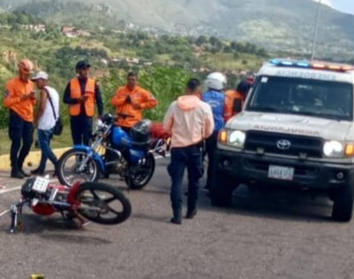 Cinco lesionados en choque de moto con tres bicicletas en el Faro de la Marina
