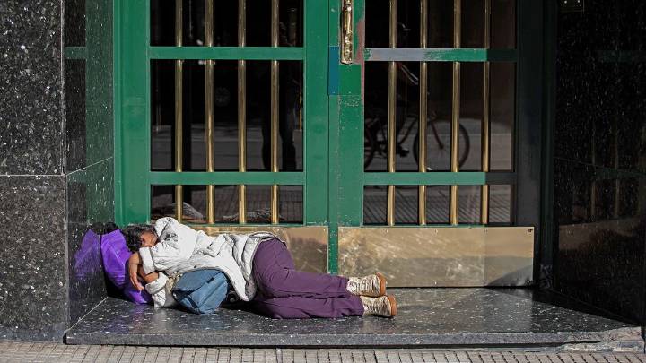La pobreza bajó a 31,6% y afectó a cerca de 15 millones de personas en el primer semestre del 2025